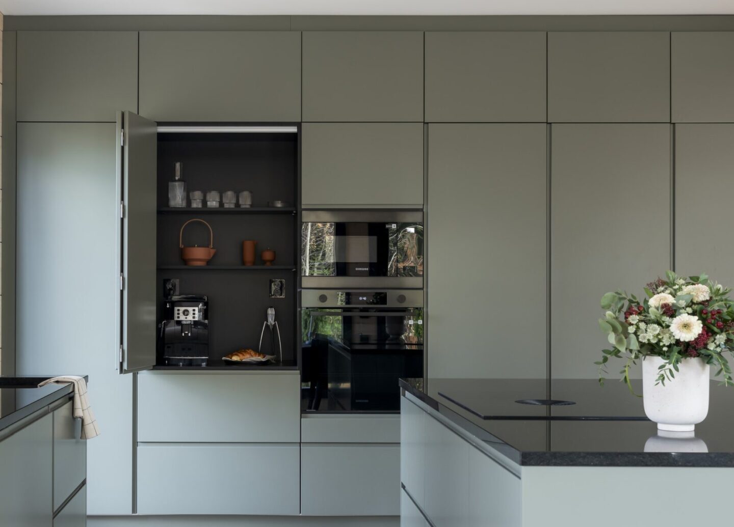 Luonnonläheinen keittiö modernilla otteella